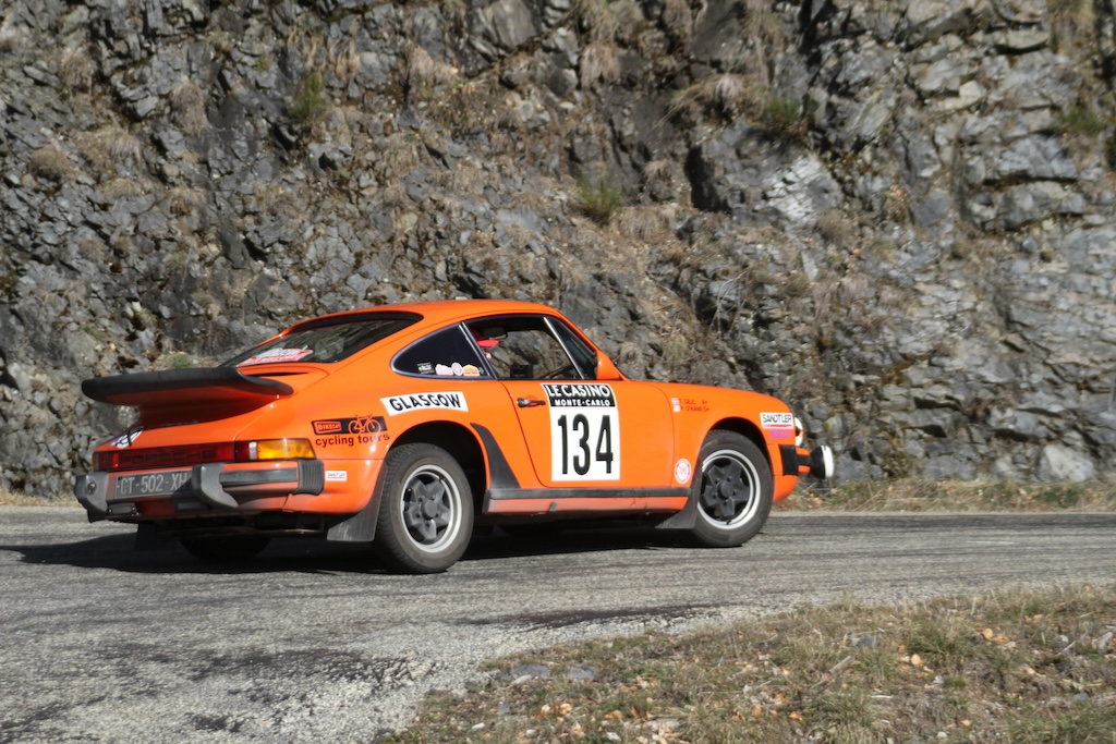 Tage Gejl fra Silkeborg og hans irske driver Paul O’Kane er nu begyndt at vise, hvad de virkelig kan. I deres Porsche Carrera 3.0 har de kørt sig op til en placering som nr. 103.
(Foto: Mogens Reidl)